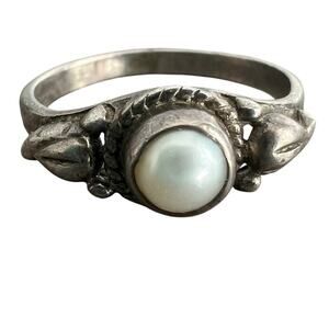 Vintage silver intricate ring with white stone (pearl?) - size 6.5